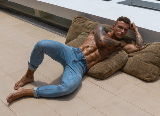 Картинка мужчины -+unsort джинсы кубики sasha cosmos подушки модель поза тату парень