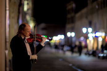 Картинка музыка -другое мужчина очки скрипка улица ночь перчатки