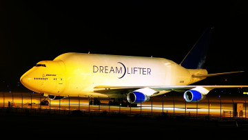 обоя boeing 747 dreamlifter, авиация, грузовые самолёты, аэропорт, ночь, грузовой, wallhaven, dreamlifter, boeing, самолеты