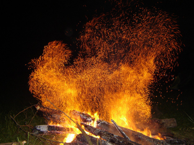 Обои картинки фото природа, огонь, пламя, дрова, костер, искры