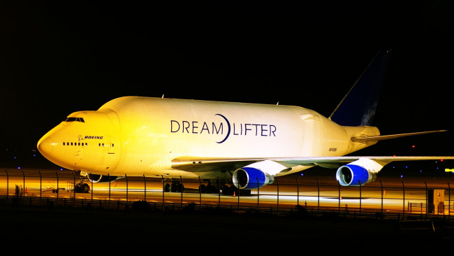 Обои картинки фото boeing 747 dreamlifter, авиация, грузовые самолёты, аэропорт, ночь, грузовой, wallhaven, dreamlifter, boeing, самолеты