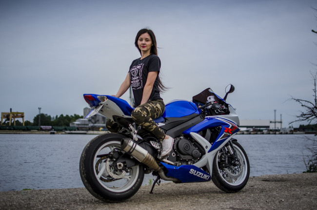Обои картинки фото suzuki gsx- r, мотоциклы, мото с девушкой, девушка, брюнетка, мотоцикл, gsx-, r, suzuki