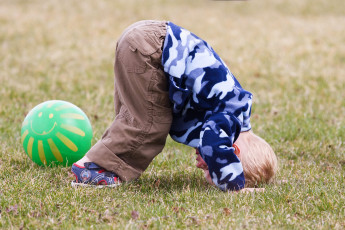 Картинка разное дети мальчик поза мяч лужайка