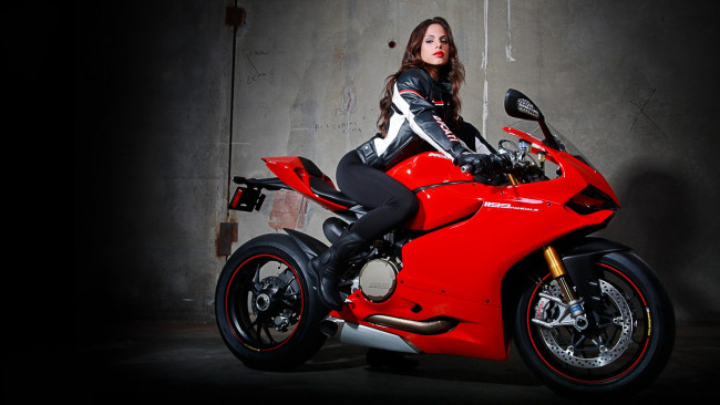 Обои картинки фото мотоциклы, мото, девушкой, ducati