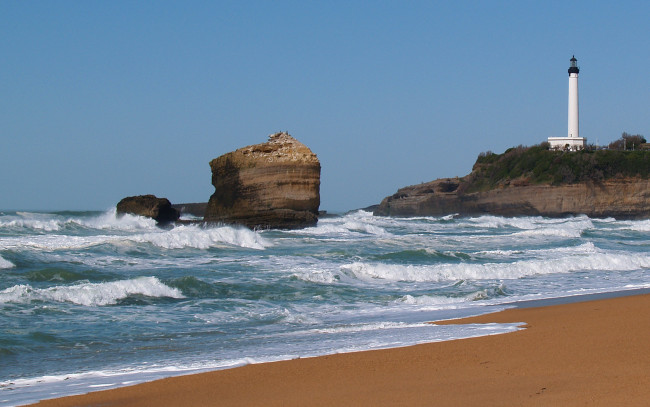 Обои картинки фото природа, маяки, море, волны, песок, скалы