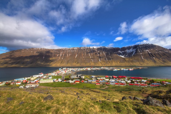 Обои картинки фото isafjordur, island, города, пейзажи, горы, фьорд, исландия, исафьордюр