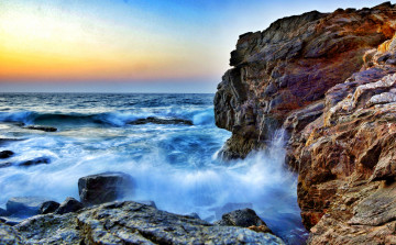 Картинка природа побережье океан брызги волны скаы горизонт заря