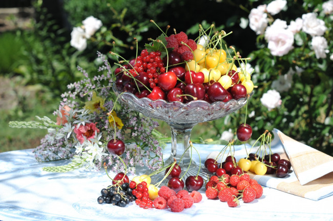 Обои картинки фото еда, фрукты, ягоды, смородина, черешня, малина, клубника