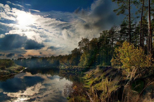 Обои картинки фото природа, реки, озера, солнце, свет, тучи, лес, обрыв, берег, река