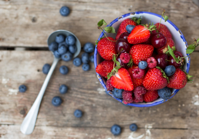 Обои картинки фото еда, фрукты, ягоды, вишня, голубика, малина, клубника