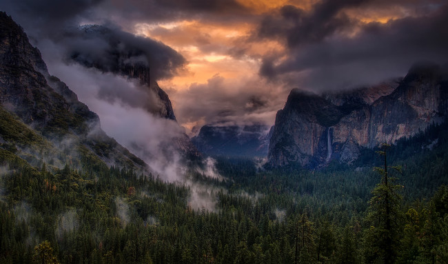 Обои картинки фото природа, горы, калифорния, свет, облака, небо, сша, водопад, лес, национальный, парк, йосемити