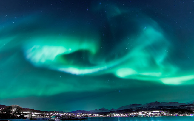 Обои картинки фото природа, северное сияние, город, небо, ночь, звезды, свет, норвегия, северное, сияние