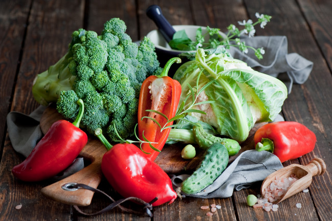 Обои картинки фото еда, овощи, брокколи, перец, огурец