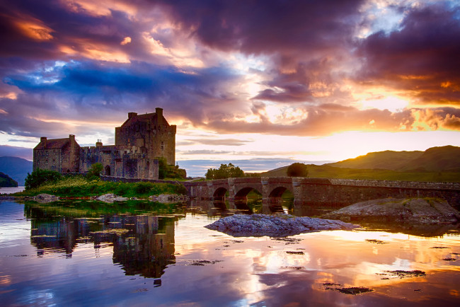 Обои картинки фото города, - дворцы,  замки,  крепости, эйлен-донан, солнца, свет, шотландия, облака, небо, отражения, вода, замок