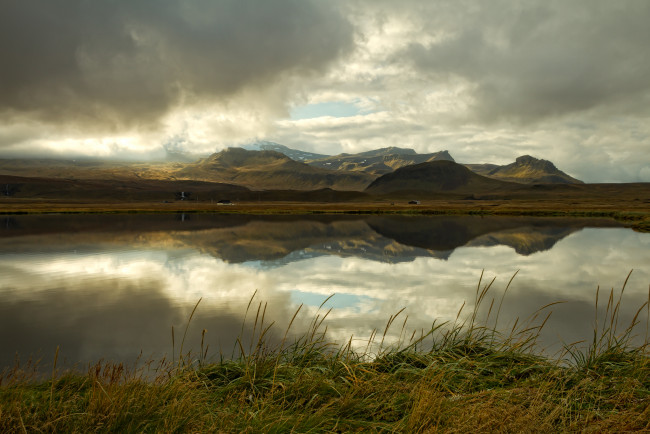 Обои картинки фото природа, реки, озера, горы, исландия, отражение, тучи, озеро