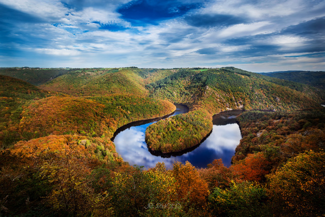Обои картинки фото природа, реки, озера, холмы, деревья, небо, река, осень