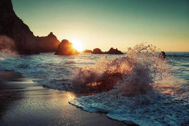 Обои картинки фото природа, восходы, закаты, брызги, море, солнце, пляж, волны