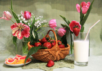 Картинка еда натюрморт тюльпаны ягоды сливки мармелад ландыши корзина букет весна завтрак клубника