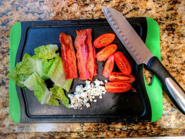 Обои картинки фото еда, разное, нож, помидоры, салат, бекон, поднос