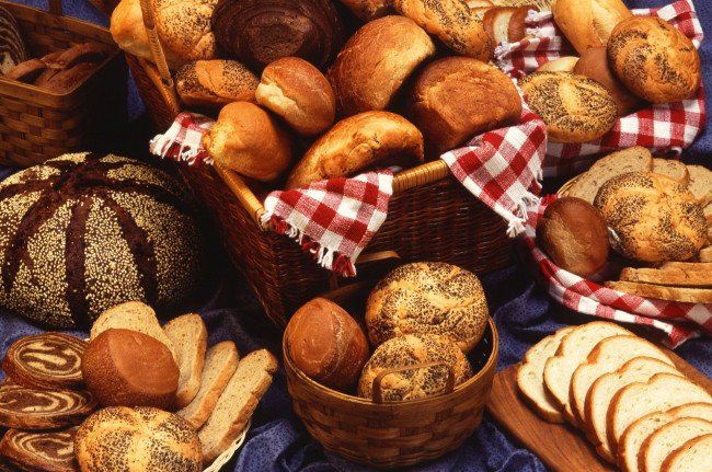 Обои картинки фото еда, хлеб,  выпечка, булочки, много, корзинка, ассорти
