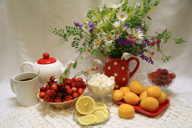 Обои картинки фото еда, натюрморт, абрикосы, завтрак, июнь, лето, мармелад, посуда, сахар, утро, фрукты, цветы, чай, черешня