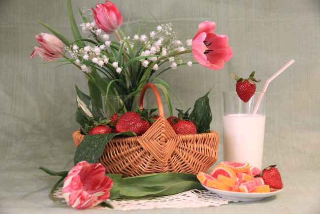 Обои картинки фото еда, натюрморт, клубника, весна, букет, сливки, корзина, ландыши, мармелад, ягоды, тюльпаны