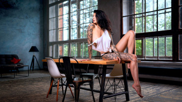 Картинка девушки -unsort+ брюнетки темноволосые ноги стол окна