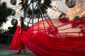 Картинка девушки -+азиатки колесо обозрения красное платье шлейф