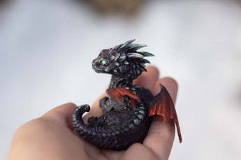 Картинка разное игрушки дракончик рука фигурка
