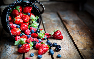 Картинка еда фрукты +ягоды ягоды клубника малина черника
