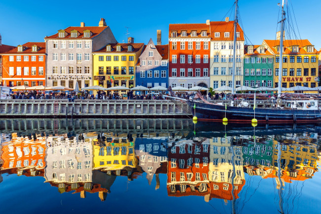 Обои картинки фото города, копенгаген , дания, дома, набережная, отражение, парусник