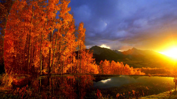 Картинка природа восходы закаты горы отражение деревья золотые кроны озеро восход свет