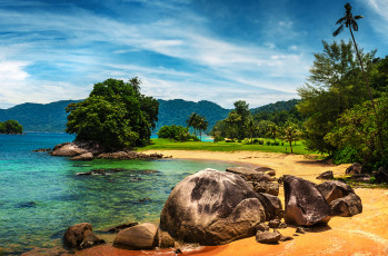 Картинка природа тропики валуны пляж остров океан пальмы песок