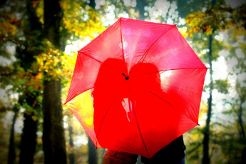 Картинка разное мужчина+женщина красный зонт свидание поцелуй пара