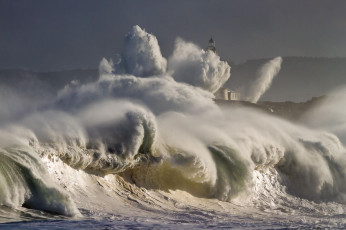 Картинка природа маяки маяк стихия волны шторм буря брызги вода океан море небо непогода ветер