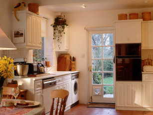 Картинка интерьер кухня плита холодильник шкафчики