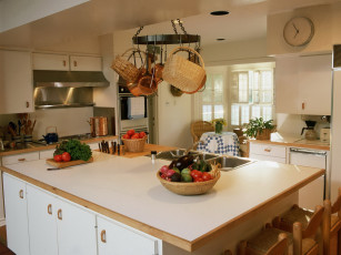 Картинка интерьер кухня плита стол часы
