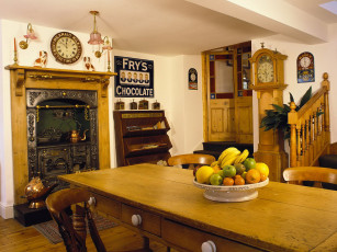 Картинка интерьер кухня старинная печь часы
