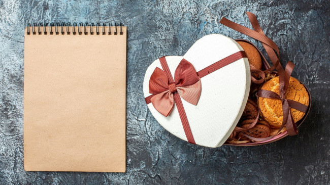 Обои картинки фото праздничные, день святого валентина,  сердечки,  любовь, блокнот, коробка, печенье, сердце