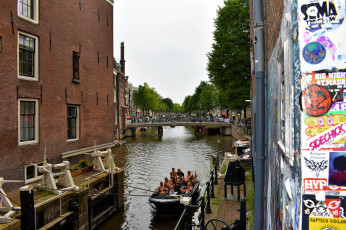 обоя города, амстердам , нидерланды, канал, мост, набережная, туристы, лодки