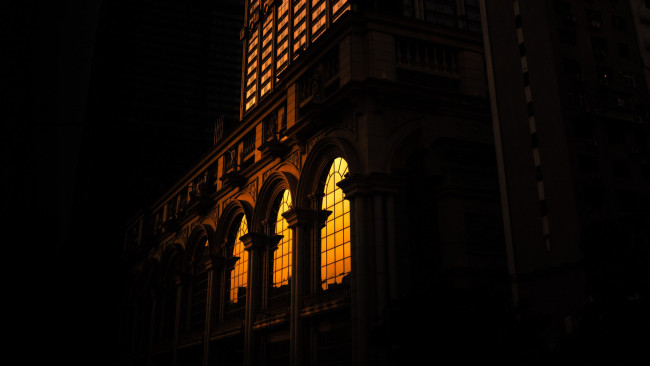 Обои картинки фото города, - огни ночного города, здание, tom, leighton, темнота, старое, арка, макао, окно, ночь