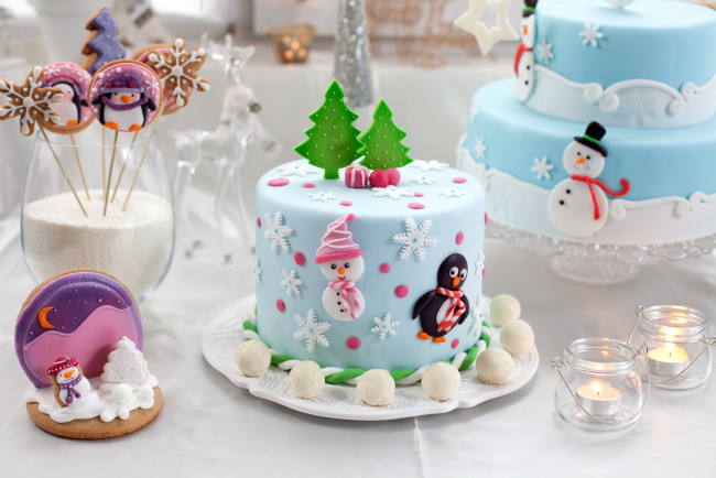 Обои картинки фото еда, пирожные, кексы, печенье, стол, новый, год, рождество, new, year, christmas, свечи, десерт, выпечка, сладости