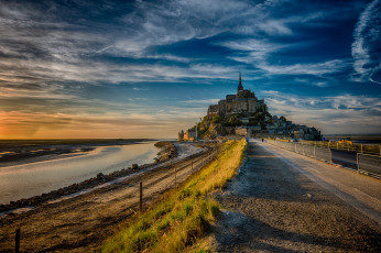 Картинка города крепость+мон-сен-мишель+ франция дорога замок коса побережье скала