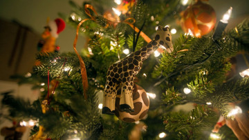 Картинка праздничные Ёлки жираф огни гирлянда украшения ёлка