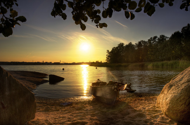 Обои картинки фото корабли, лодки,  шлюпки, глыбы, камни, пляж, озеро, лодка, солнце, утро, лето, лес