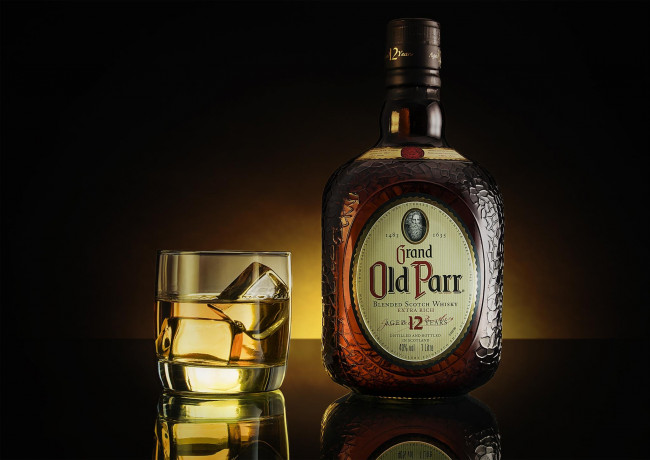 Обои картинки фото grand old parr, бренды, отражение, бутылка, стакан, шотландский, виски, scotch, whisky, grand, old, parr