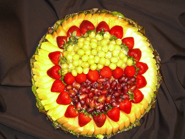 Обои картинки фото еда, фрукты,  ягоды, ананасы, клубника, виноград