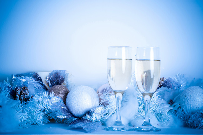 Обои картинки фото праздничные, угощения, шампанское, бокалы, мишура, шарики