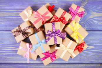 Картинка праздничные подарки+и+коробочки ленты коробки