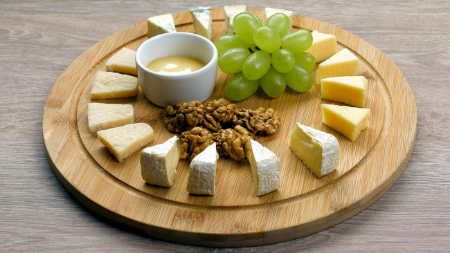 Обои картинки фото еда, сырные изделия, виноград, сыр, орехи, соус